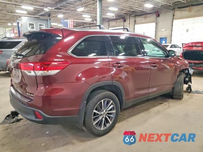 Trzecie zdjęcie samochodu z tyłu: 2019 TOYOTA HIGHLANDER XLE VIN:5TDJZRFH3KS943172 - miniatura