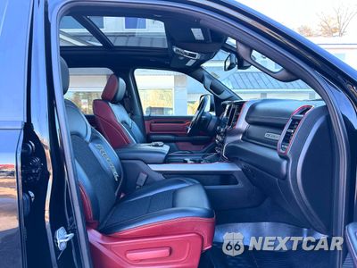 Piąte zdjęcie samochodu w środku: 2019 RAM 1500 REBEL 4X4 5'7 BOX VIN:1C6SRFLT7KN629243 - miniatura