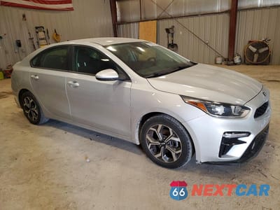 Czwarte zdjęcie samochodu z boku: 2019 KIA FORTE LXS VIN:3KPF24ADXKE090832 - miniatura