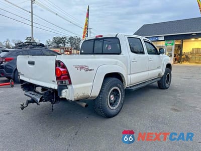 Czwarte zdjęcie samochodu z boku: 2013 TOYOTA TACOMA V6 VIN:3TMLU4EN6DM118330 - miniatura
