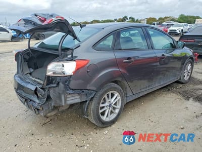 Trzecie zdjęcie samochodu z tyłu: 2018 FORD FOCUS SE VIN:1FADP3FE9JL325317 - miniatura