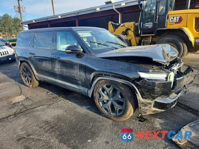 Czwarte zdjęcie samochodu z boku: 2026 RIVIAN R1S ADVENTURE VIN:7PDSGCBA7TN083776 - miniatura