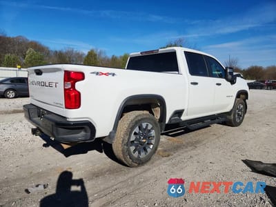 Trzecie zdjęcie samochodu z tyłu: 2023 CHEVROLET SILVERADO K2500 CUSTOM VIN:2GC4YME78P1704971 - miniatura