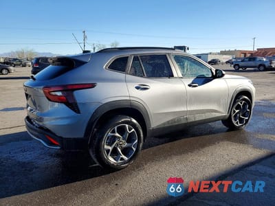 Trzecie zdjęcie samochodu z tyłu: 2025 CHEVROLET TRAX 1LT VIN:KL77LHEP6SC239397 - miniatura