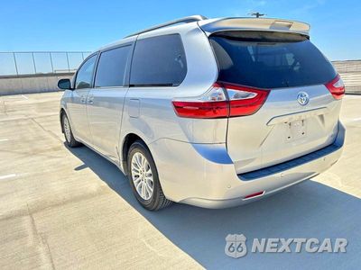Trzecie zdjęcie samochodu z tyłu: 2017 TOYOTA SIENNA XLE 8-PASSENGER VIN:5TDYZ3DC6HS897302 - miniatura
