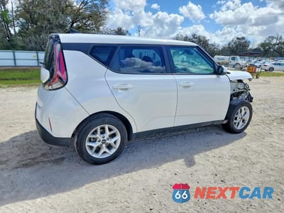 Trzecie zdjęcie samochodu z tyłu: 2025 KIA SOUL LX VIN:KNDJ23AUXS7949499 - miniatura