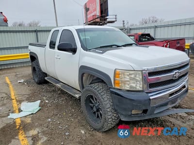 Czwarte zdjęcie samochodu z boku: 2010 CHEVROLET SILVERADO K1500 VIN:1GCSKPE34AZ219703 - miniatura