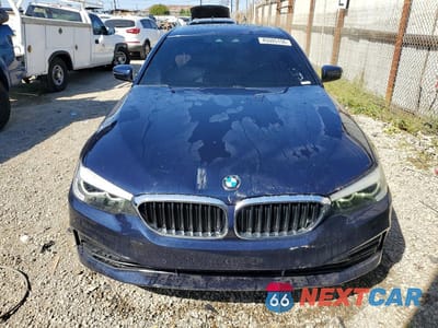 Piąte zdjęcie samochodu w środku: 2019 BMW 530E VIN:WBAJA9C51KB399745 - miniatura