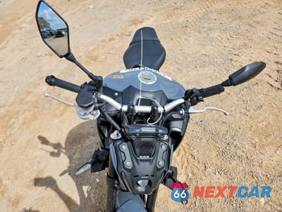 Piąte zdjęcie samochodu w środku: 2023 YAMAHA MT09 VIN:JYARN71E3PA005625 - miniatura