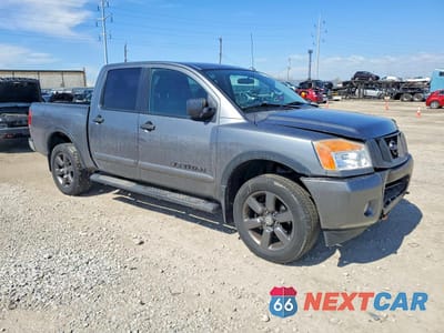 Czwarte zdjęcie samochodu z boku: 2015 NISSAN TITAN SV VIN:1N6AA0EC9FN511994 - miniatura