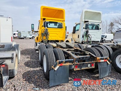 Trzecie zdjęcie samochodu z tyłu: 2019 INTERNATIONAL LT625 SEMI TRUCK VIN:3HSDZTZR8KN729018 - miniatura