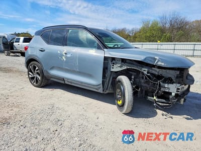 Czwarte zdjęcie samochodu z boku: 2022 VOLVO XC40 T5 R-DESIGN VIN:YV4162UM5N2693524 - miniatura