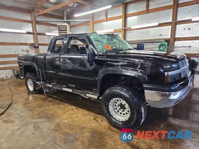 Czwarte zdjęcie samochodu z boku: 2004 CHEVROLET SILVERADO K1500 VIN:1GCEK19T74E104707 - miniatura
