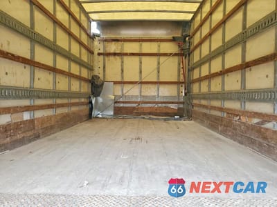 Zdjęcie 10 z 13 samochodu: 2012 ISUZU NPR HD BOX TRUCK VIN:JALC4W169C7000600 - miniatura