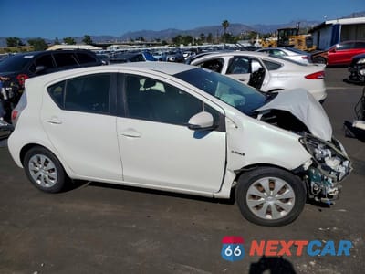 Czwarte zdjęcie samochodu z boku: 2013 TOYOTA PRIUS C TWO VIN:JTDKDTB3XD1549369 - miniatura
