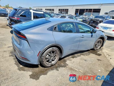 Trzecie zdjęcie samochodu z tyłu: 2025 TOYOTA PRIUS LE VIN:JTDACAAU2S3058826 - miniatura