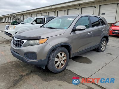 2012 KIA SORENTO LX 5XYKT3A18CG229985 - główne zdjęcie licytacji z USA - miniatura