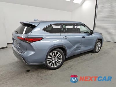 Trzecie zdjęcie samochodu z tyłu: 2022 TOYOTA HIGHLANDER PLATINUM VIN:5TDFZRBH1NS215737 - miniatura