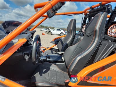 Zdjęcie 7 z 14 samochodu: 2017 POLARIS SLINGSHOT SLR VIN:57XAARFA5HH123H19 - miniatura