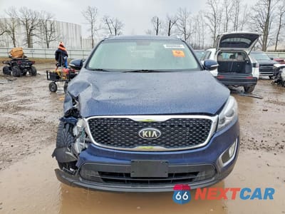 Piąte zdjęcie samochodu w środku: 2017 KIA SORENTO LX V6 VIN:5XYPGDA54HG316552 - miniatura