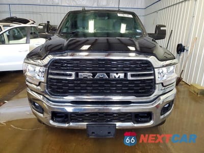 Piąte zdjęcie samochodu w środku: 2024 RAM 2500 BIG HORN VIN:3C6UR5DJ1RG400348 - miniatura