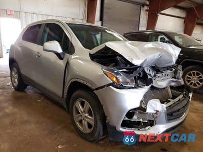 Czwarte zdjęcie samochodu z boku: 2019 CHEVROLET TRAX LS VIN:3GNCJKSBXKL314305 - miniatura
