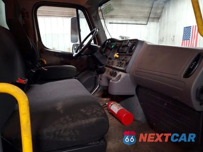 Piąte zdjęcie samochodu w środku: 2020 FREIGHTLINER M2 106 MEDIUM DUTY VIN:3ALACXD26LDME7685 - miniatura
