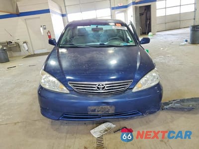 Piąte zdjęcie samochodu w środku: 2005 TOYOTA CAMRY LE VIN:4T1BE30K25U032389 - miniatura