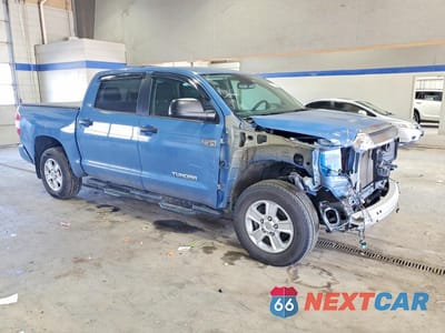 Czwarte zdjęcie samochodu z boku: 2021 TOYOTA TUNDRA SR5 VIN:5TFDY5F13MX982496 - miniatura