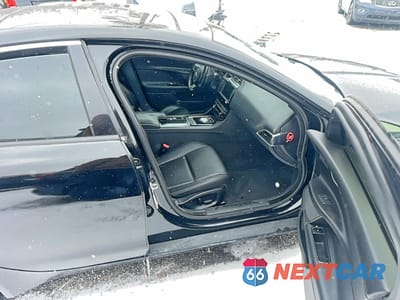 Piąte zdjęcie samochodu w środku: 2018 JAGUAR XE PREMIUM VIN:SAJAJ4FX3JCP38714 - miniatura