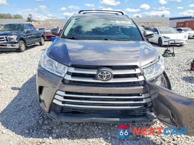 Piąte zdjęcie samochodu w środku: 2019 TOYOTA HIGHLANDER XLE VIN:5TDJZRFH6KS715022 - miniatura