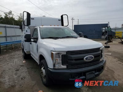 Czwarte zdjęcie samochodu z boku: 2019 FORD F-350 SD UTILITY BOX ** CLN TITLE * PRI FLEET ** VIN:1FDRF3G69KEF73014 - miniatura