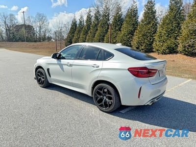Trzecie zdjęcie samochodu z tyłu: 2017 BMW X6 M VIN:5YMKW8C30H0U72441 - miniatura