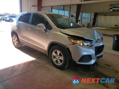 Czwarte zdjęcie samochodu z boku: 2020 CHEVROLET TRAX LS VIN:KL7CJKSB8LB310276 - miniatura