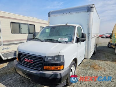 2020 GMC SAVANA BOX TRUCK 7GZ37TCG3LN003648 - główne zdjęcie licytacji z USA - miniatura