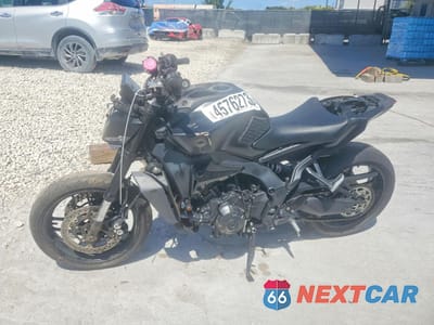Trzecie zdjęcie samochodu z tyłu: 2025 YAMAHA MT09 VIN:JYARN94E8SA002607 - miniatura
