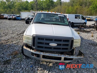 Piąte zdjęcie samochodu w środku: 2005 FORD F350 SUPER DUTY FLATBED TRUCK VIN:1FDWW36P45EA87955 - miniatura