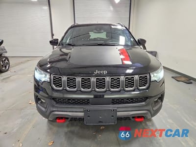 Piąte zdjęcie samochodu w środku: 2025 JEEP COMPASS TRAILHAWK VIN:3C4NJDDN0ST621728 - miniatura