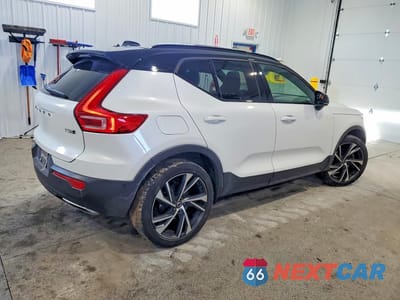 Trzecie zdjęcie samochodu z tyłu: 2019 VOLVO XC40 T5 R-DESIGN VIN:YV4162UM5K2057519 - miniatura