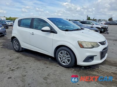 Czwarte zdjęcie samochodu z boku: 2017 CHEV SONIC VIN:1G1JG6SH7H4172626 - miniatura