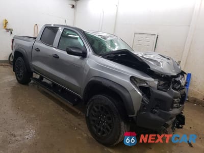 Czwarte zdjęcie samochodu z boku: 2025 CHEVROLET COLORADO TRAIL BOSS VIN:1GCPTEEK3S1124967 - miniatura