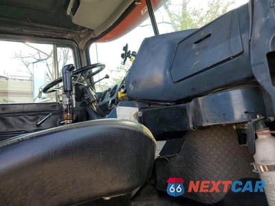 Piąte zdjęcie samochodu w środku: 1985 MACK 600 RS600 VIN:1M2T148C0FM002599 - miniatura