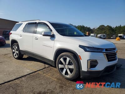 Czwarte zdjęcie samochodu z boku: 2023 CHEVROLET TRAVERSE LT VIN:1GNERHKW9PJ339704 - miniatura