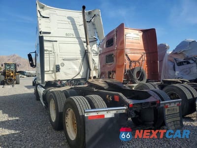 Trzecie zdjęcie samochodu z tyłu: 2023 VOLVO VNL SEMI TRUCK VIN:4V4NC9EH5PN631098 - miniatura