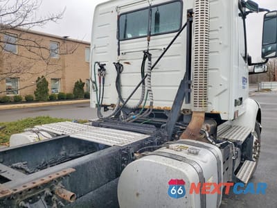 Zdjęcie 6 z 10 samochodu: 2019 VOLVO VNR - SEMI TRUCK VIN:4V4W19DF4KN217894 - miniatura