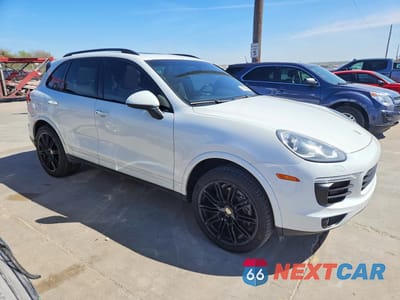 Czwarte zdjęcie samochodu z boku: 2017 PORSCHE CAYENNE VIN:WP1AA2A27HKA87827 - miniatura
