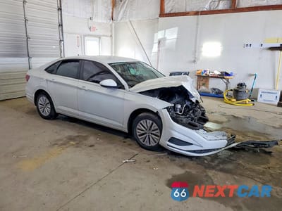 Czwarte zdjęcie samochodu z boku: 2019 VOLKSWAGEN JETTA S VIN:3VWC57BU1KM017930 - miniatura