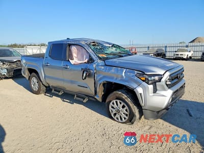 Czwarte zdjęcie samochodu z boku: 2025 TOYOTA TACOMA SR5 VIN:3TMLB5JN6SM170300 - miniatura