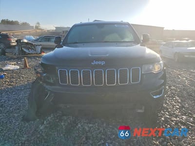 Piąte zdjęcie samochodu w środku: 2021 JEEP GRAND CHEROKEE LAREDO VIN:1C4RJEAGXMC717555 - miniatura