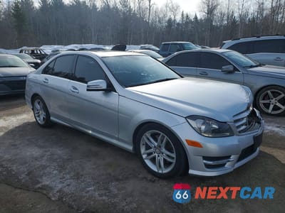 Czwarte zdjęcie samochodu z boku: 2013 MERCEDES-BENZ C 300 4MATIC VIN:WDDGF8AB8DG119512 - miniatura